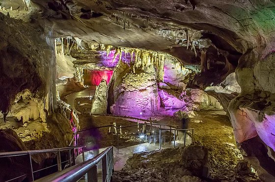Пещера прометея очень популярна среди туристов, а в сезон тут вообще аншлаг. Peshera Prometeya Ekskursiya Gruziya 24