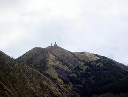 Казбеги, сельская деревня, — это место, в котором обязательно стоит побывать. Kazbegi