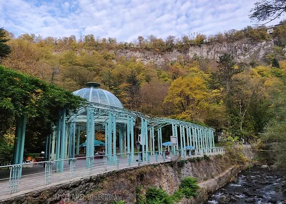 Во время поездки вы побываете в пещерном городе вардзия, выпьете. Borzhomi Bakuriani Tury I Puteshestviya Po Gruzii
