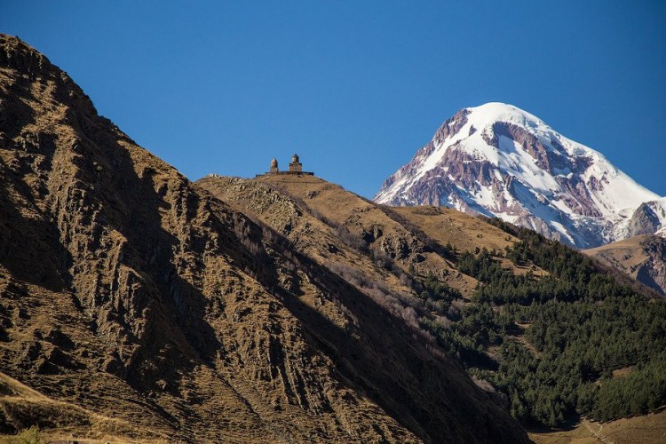 Всем остальным будет интересно отправиться в организованную пешую прогулку, поскольку гора богата многими достопримечательностями. Stepancminda I Cerkov Svyatoj Troicy V Gergeti